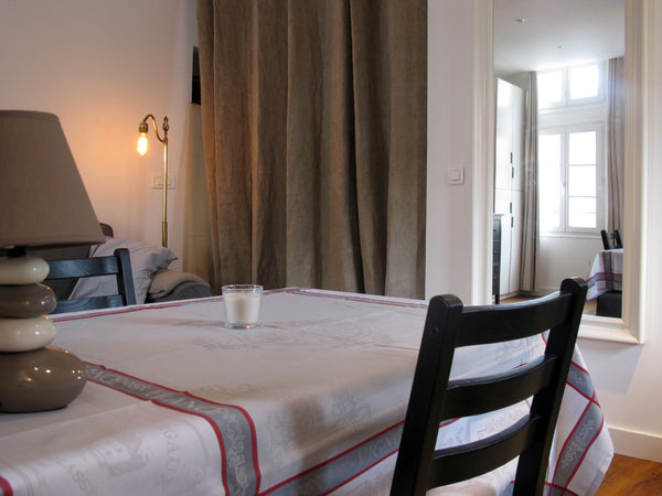 Charming apartment located in the Marais , on rue des Gravilliers, close to rue  Paris, France Superb Studio heart of Paris Entire rental unit vacation rental 9539306