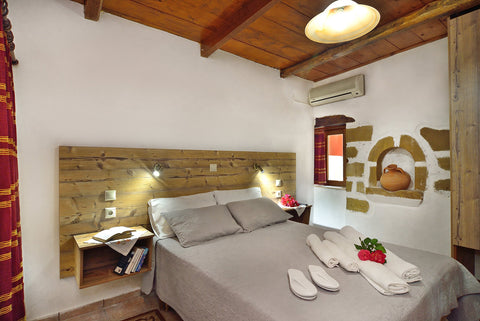 A traditional 1-bedroom House with an open plan living room (with fireplace) and Chania, Greece 1-bedroom Topolia House, sharing pool Entire rental unit vacation rental 21831767