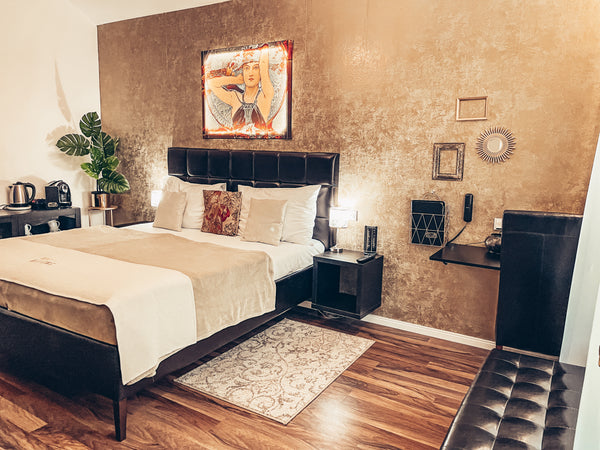 Moderní a přesto historicky stylové a romantické místo přímo v centru Prahy. To  Prague, Czechia Apartmán ve stylu Alfonse Muchy Room in hotel vacation rental 609811752289676891