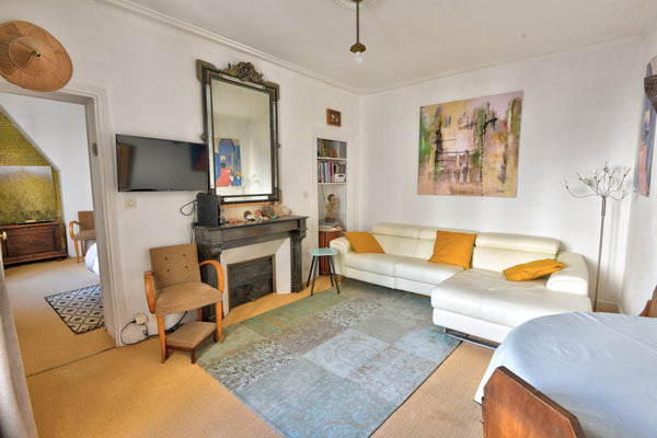 J'aime vivre dans un appartement coquet et calme situé près de tous les plaisirs  Marais. Coeur  Paris authentique. Entire rental unit vacation rental 7137704