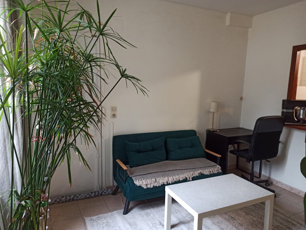 On the first floor of a secured residence:<br />two-room apartment:<br />- Livin Paris, France Two-room apartment, separate bedroom, cozy, calm Entire rental unit vacation rental 19010530
