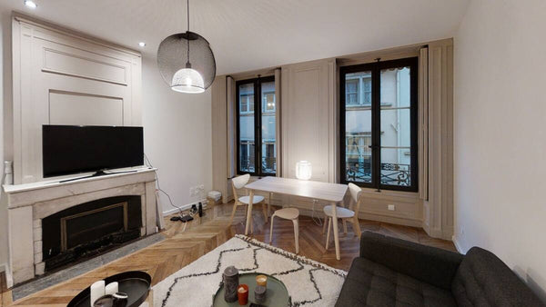 Situé rue Saint-Georges dans un immeuble atypique, l'appartement est situé au 2è Lyon, France T2 45m2 Vieux Lyon St Georges Entire rental unit vacation rental 762067144808486071