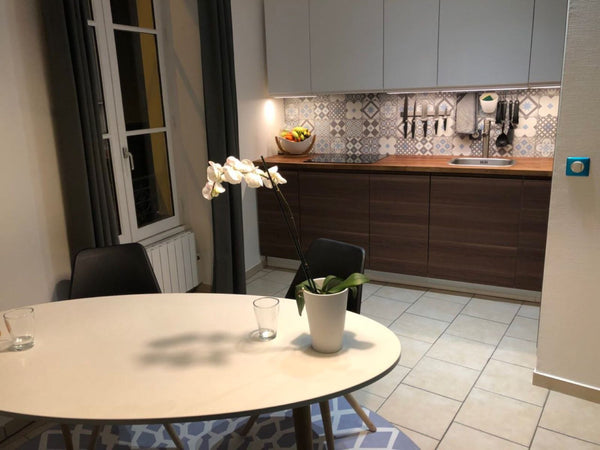 Simplifiez-vous la vie dans ce logement paisible et central au pied du métro jea Lyon, France Lyon , charmant appartement proche centre Entire rental unit vacation rental 628003337630240549