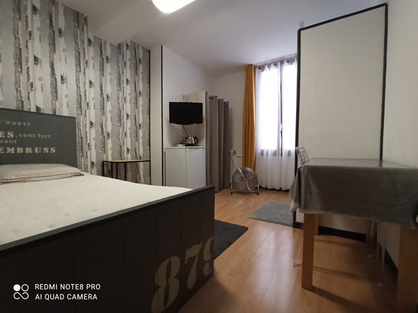 À proximité des arrêts de bus, du Tram ainsi que de tous les commerces (supérett  Chambre tout confort au centre de bordeaux Private room vacation rental 16669750