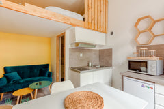 Superbe studio de 15 m2 avec mezzanine, dans le 8ème arrondissement de Lyon, à p Lyon, France Charmant studio avec terrasse Entire rental unit vacation rental 623543077972512159