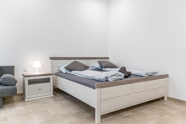 This beautiful 1BR apartment is for 3 people and is extremely close to Reumannpl  beautiful 1BR apt. Favoriten-perfect for Longstays Entire rental unit vacation rental 696993573333014378