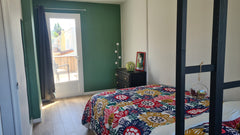 Vous logerez dans une chambre refaite à neuf avec terrasse privative attenante.  Pessac, France Chambre privée avec terrasse dans agréable maison Private room in townhouse vacation rental 657174826551057658