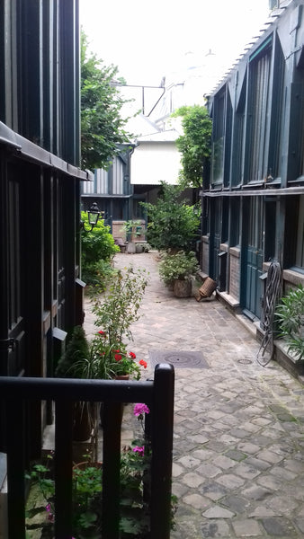 Petit studio de 18m² au cœur de Paris. Le séjour comprend une 