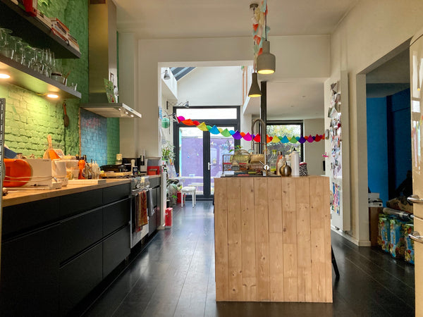 Deze gerenoveerde stadswoning met buitenruimte ligt in een rustige straat en op  Antwerp, Belgium Stadswoning met patio en dakterras Entire townhouse vacation rental 632440400668906433