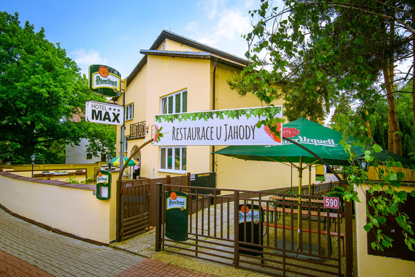 Pokoje vybavené přírodním nábytkem , káva, čaj na chodbě zdarma bus 100 metrů. Prague, Czechia Rodinný hotel. Private room in farm stay vacation rental 25810946