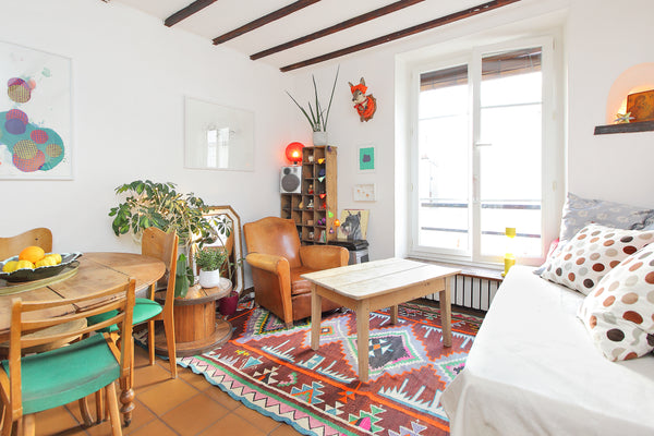 Hi, i am Elodie, i am a painter and i can host you in my sweet home.<br />I just Paris, France Artist & musician apartment in 18th Private room in rental unit vacation rental 1396771