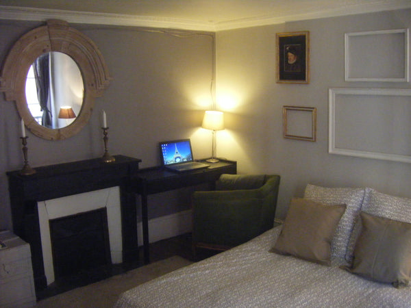 A cosy room in  authentical Parisian apartment.<br />with typical french ceiling Paris, France Room in Parisian flat central/10th Private room in rental unit vacation rental 3730928