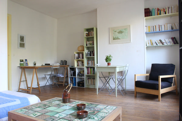 Une chambre calme, un salon lumineux, des livres et des couleurs vives! Le quart Paris, France Joli deux pièces. Entire rental unit vacation rental 18627511