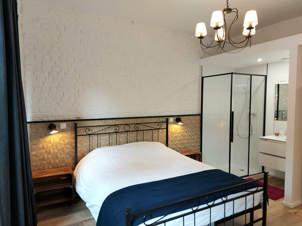 Stylish room with private bathroom to rent , at the 1st floor of a fully renovat  ** Peaceful  