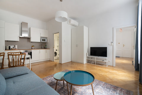 ACHTUNG: BAUSTELLE NEBENAN! <br />Diese neu renovierte und liebevoll eingerichte  Zentraler Altbau Traum mit Klimaanlage Entire condo vacation rental 676158077872271367
