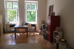 Es ist eine kleine gemütliche Wohnung mit Künstlerflair, sehr zentral, nahe beim Vienna, Austria Gemütliche zentrale Wohnung nahe beim Naschmarkt Entire rental unit vacation rental 27607777