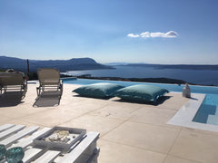 White single storey villa surrounded by terraces with a superb view of the whole  Villa Iris, sa piscine et une vue magnifique Entire home vacation rental 50887983