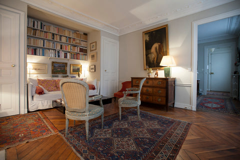 A calm and bright apartment decorated with refined French antiques, offering mod Paris, France French refinement, 3 rooms Entire rental unit vacation rental 5124163