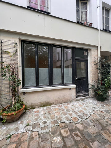 Ancien atelier d'artiste sur cour dans le centre de Paris.<br />A proximité de t  Studio lumineux sur cour à Bastille Entire rental unit vacation rental 9896742