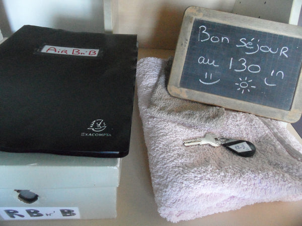 Immeuble de 53m² au calme dans une cours privée avec parking (placement libre)<b Lyon, France Au 130 ! Vous & moi Private room in rental unit vacation rental 23539714