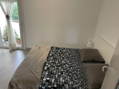 Grande chambre lumineuse, propre pour un repos parfait au calme, Lit Queen size,  Chambre Fleur de lys Private room in rental unit vacation rental 53646983