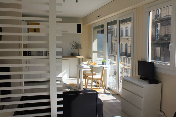 T1 refait à neuf à 2 pas de l'arrêt de tram Musée d'Aquitaine. Cet appartement e Libourne, France T1 neuf avec balcon - Hyper centre Entire condo vacation rental 24372593