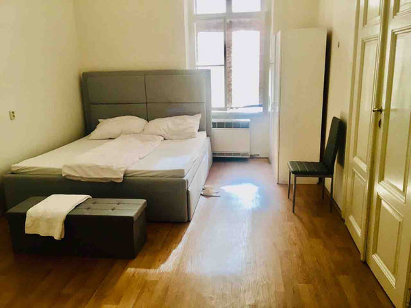 Cả nhóm sẽ dễ dàng tiếp cận mọi địa điểm từ chỗ ở nằm tại vị trí trung tâm này<b  Prague Center hotel room Private room in rental unit vacation rental 638843013602747977