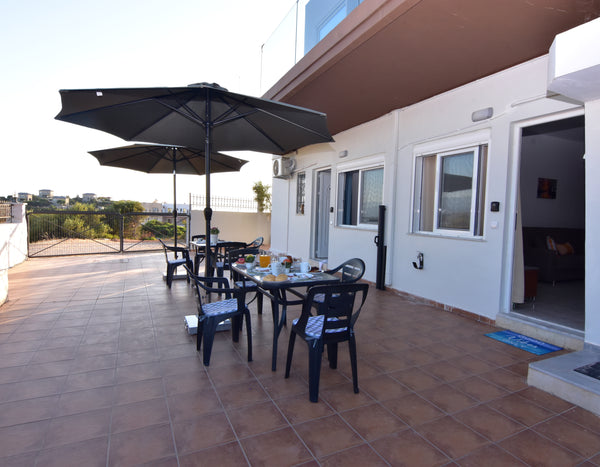 Relax with the whole family at this peaceful place to stay.<br /><br /><b>Licens  Iakovos apartments with 4 bedrooms and sea view Entire rental unit vacation rental 654798899308841424