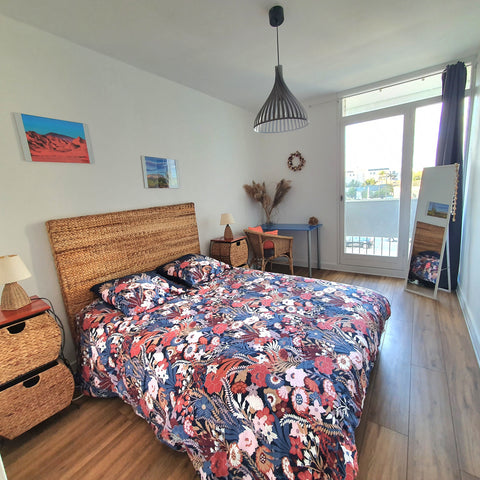 Appartement tout équipé. Supermarché au pied de la résidence et nombreux commerc Bordeaux, France Chambre avec balcon dans résidence calme Private room in rental unit vacation rental 53290489