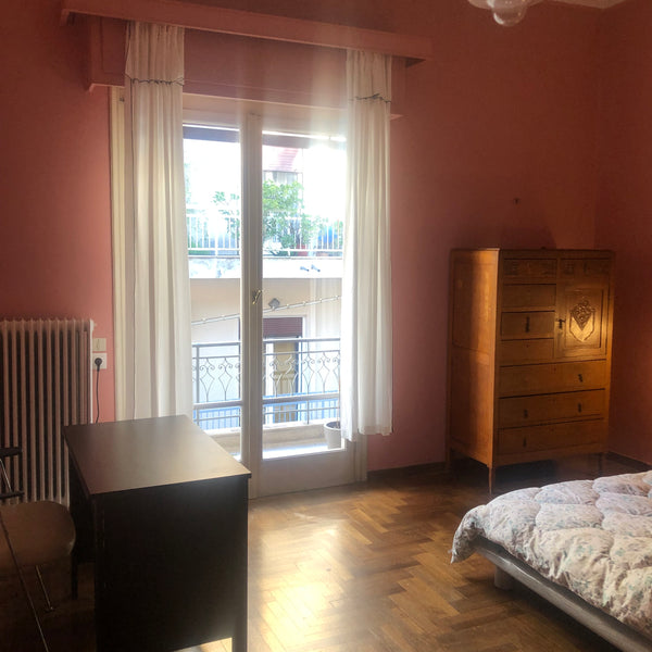 Room in a 190sm. apartment.<br /><br /><b>License number</b><br />00001253879 Athens, Greece The pink room Private room in condo vacation rental 53954372