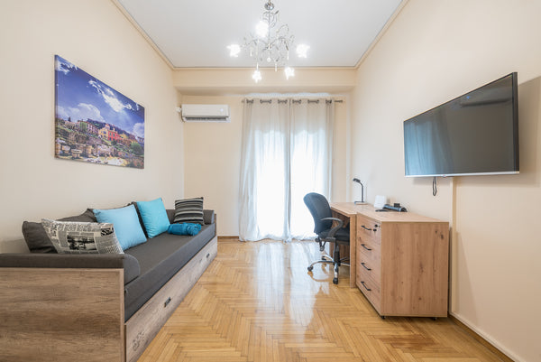 Modern small (30 sq.m) 4th floor studio near Acropolis.<br /><br />