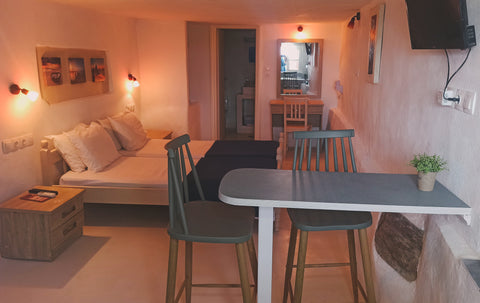 Welcome To Yannis.<br />This studio has a small kitchenette for minor cooking, t  Studio 5 min walk to Town/10 min to Beach Sea view Entire rental unit vacation rental 49283917