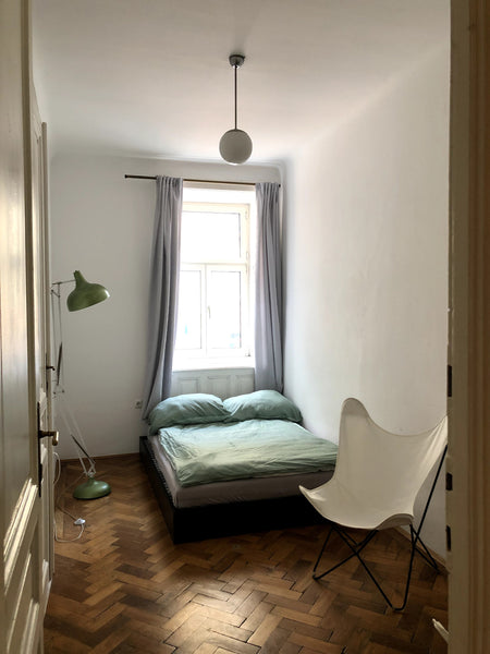 Die Wohnung liegt im 6. Bezirk nahe des Westbahnhofes und liegt in einer ruhigen Vienna, Austria Cozy room in central apartment Private room in rental unit vacation rental 51550777
