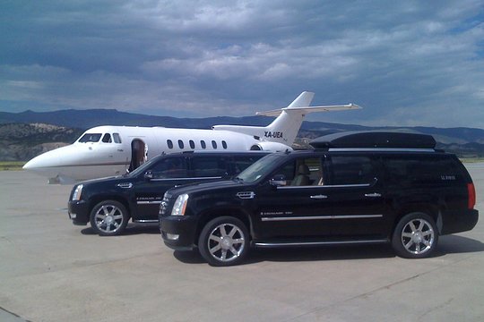 Corporate Airport Transportation Serving Detroit And Suronding Cites!  Private Tours and Travel Guide America Detroit CITY Detroit Destination Tour