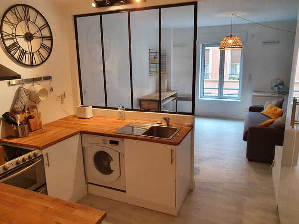 Ce grand studio, tout récemment refait à neuf par une architecte d'intérieur, es Paris, France Lyon : grand studio charmant, idéal Lumières ! Entire rental unit vacation rental 53695803