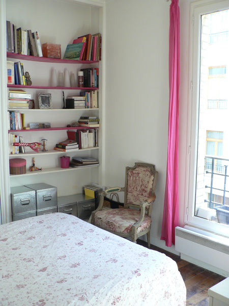 Joli petit 2 pièces avec chambre grand lit séparée et salon-cuisine sur cour. Qu Paris, France Appartement 2 pièces ancien Entire rental unit vacation rental 6395520