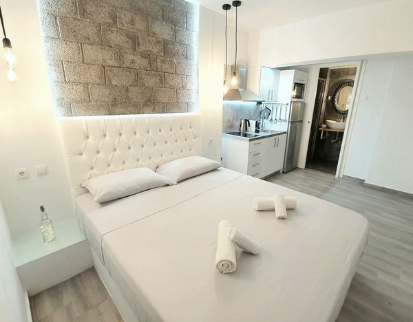This deluxe 25m² studio is full equipmented, it has free access to Netflix, 100m GR Lux studio 12 with yard in the heart of Athens Entire rental unit vacation rental 43911364