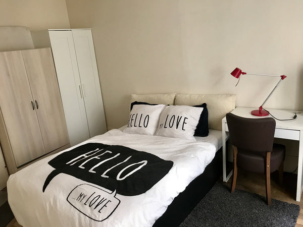 Barrio tranquilo y bien comunicado, estación de bus y de metro a tres minutos ca Paris, France Habitación acogedora en muy buena ubicación. Private room in rental unit vacation rental 20230582