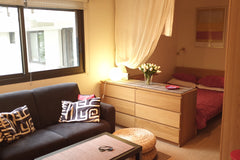 Ce studio très fonctionnel est situé au 1er étage avec ascenseur et donne sur un Paris, France Studio très calme Montparnasse Entire rental unit vacation rental 15139198
