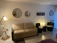 Grand studio avec petit jardin au rdc d'un immeuble récent et sécurisé canapé li Paris, France Grand studio 2 voyageurs, jardin, Paris 17 Entire rental unit vacation rental 15186904