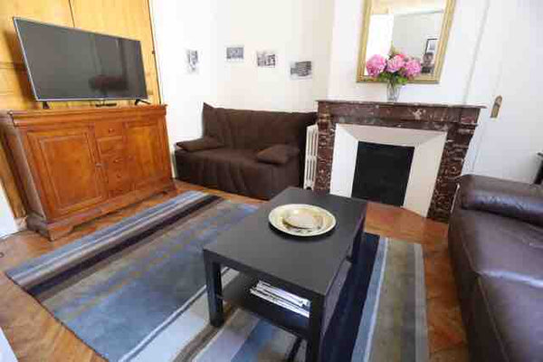 Grande maison avec jardin dans un quartier calme à quelques minutes à pieds de l  Maison pierre avec jardin privatif centre ville Entire home vacation rental 26375949