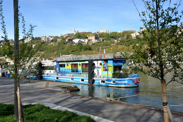Le studio meublé sur la péniche Acis et Galatée, LA TIMONERIE, c'est une manière Lyon, France studio péniche, LA TIMONERIE, côté  LYON PERRACHE Entire rental unit vacation rental 39419604