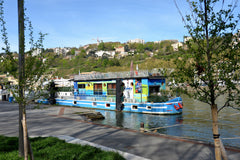 Le studio meublé sur la péniche Acis et Galatée, LA TIMONERIE, c'est une manière Lyon, France studio péniche, LA TIMONERIE, côté  LYON PERRACHE Entire rental unit vacation rental 39419604