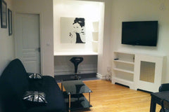 Pied du Palais des Congrès et non loin de la Place de l'Etoile. Proximité métro  Paris, France Appartement cosy proche du Palais des Congrès Entire rental unit vacation rental 19807804