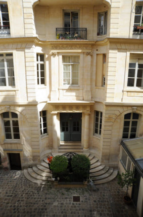 I offer a BEAUTIFUL bedroom in an apartment approximately 20 m2 with PRIVATE BAT  Double room QUARTIER MONTORGUEIL Private room in rental unit vacation rental 9288647