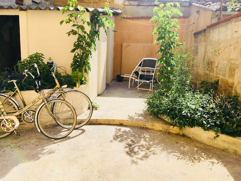 Appartement de 40m2 avec grande terrasse privative ensoleillée équipée de table, Bordeaux, France Appartement avec terrasse ensoleillée Entire rental unit vacation rental 27429262