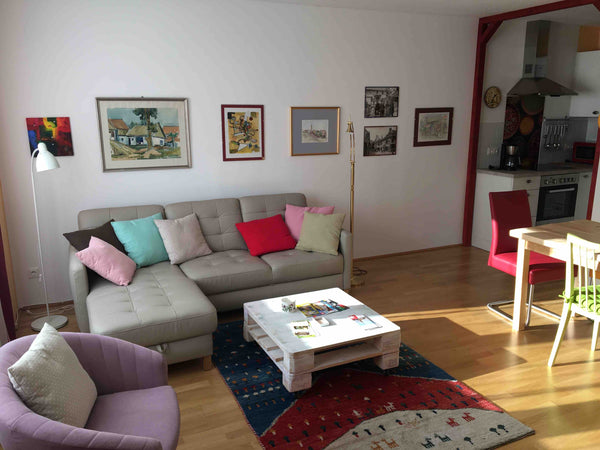 Die Wohnung liegt sehr günstig mit Einkaufsmöglichkeiten und Gastronomie in unmi  gemütliche Wohnung  mit Garagenparkplatz Entire rental unit vacation rental 22574815