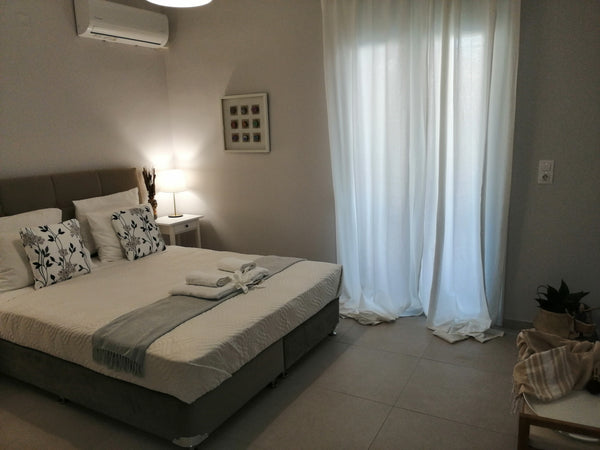 Nostos is a brand new one-bedroom stylish apartment in Perivolia, conveniently l Greece Nostos, 2 min from the beach, no car needed. Entire rental unit vacation rental 35048983