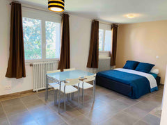 Studio rénové et équipé se trouve à proximité des commerces de proximité et du c Carbon-Blanc, France Studio à l’entrée de Bordeaux. Entire rental unit vacation rental 38562277