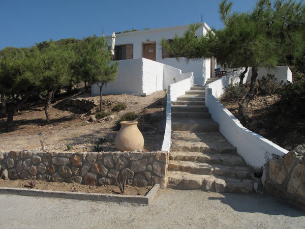 A lovely studio villa with great views of Sarakiniko Beach<br /><br /><b>License  Villa Calypso with Sarakiniko View and Great WiFi Entire serviced apartment vacation rental 47863673